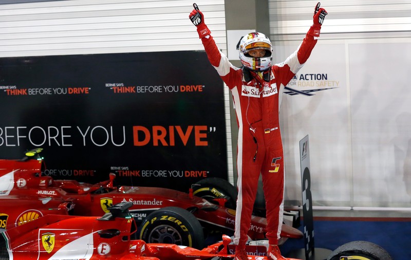 Germanul Sebastian Vettel a câștigat în Singapore și l-a depășit pe marele Ayrton Senna