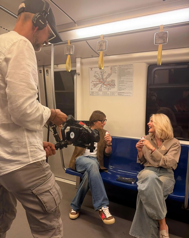 Alessandra Stoicescu, gazda primului podcast filmat în metrou. Actorul Marius Manole este invitatul ei