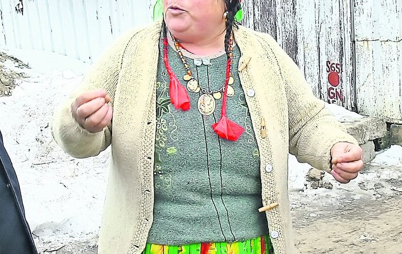Rudele o apără pe cea mai tânără bunică din lume, femeia de 23 de ani din Iveşti, Galaţi: «Noi ne creştem copiii, voi vi-i aruncaţi!»