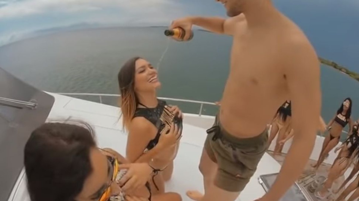 Un adolescent spune că și-a pierdut virginitatea la un festival sexual