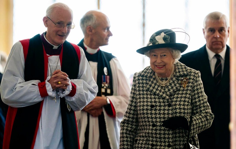 Regina Elisabeta a II-a s-a afișat alături de prințul Andrew, la o zi după ce le-au fost retrase titlurile regale Prințului Harry și lui Meghan Markle