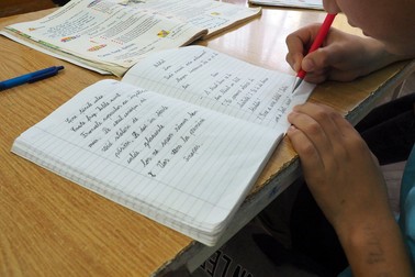 În clase, în bănci, stau elevi de 10-12 ani, dar și trecuți de 40 de ani