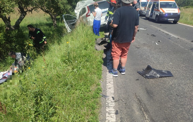Grup de motocicliști din Ungaria, spulberat pe DN 68 de o mașină intrată pe contrasens. Doi bărbați au murit, altul e rănit grav