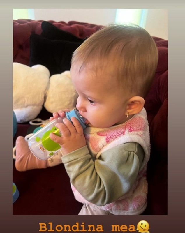 Fotografia postată de Daniela Crudu cu fetița ei, care are 8 luni: „Blondina mea. Oare i se mai închide părul?”