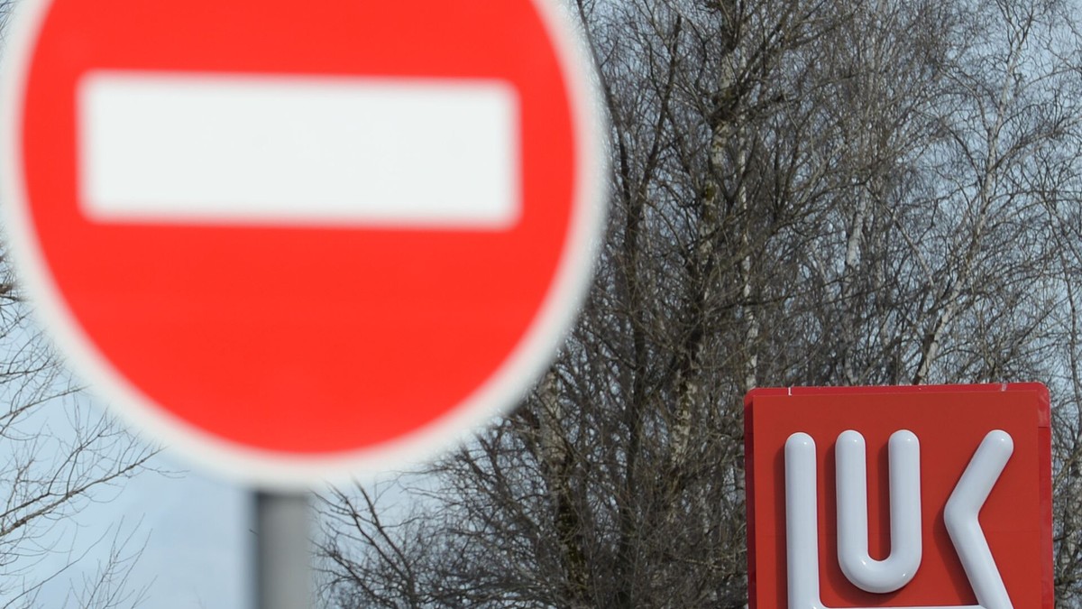 Exxon negociază vânzarea participației din Marea Neagră către Lukoil. Semnul STOP și un logo Lukoil în fundal