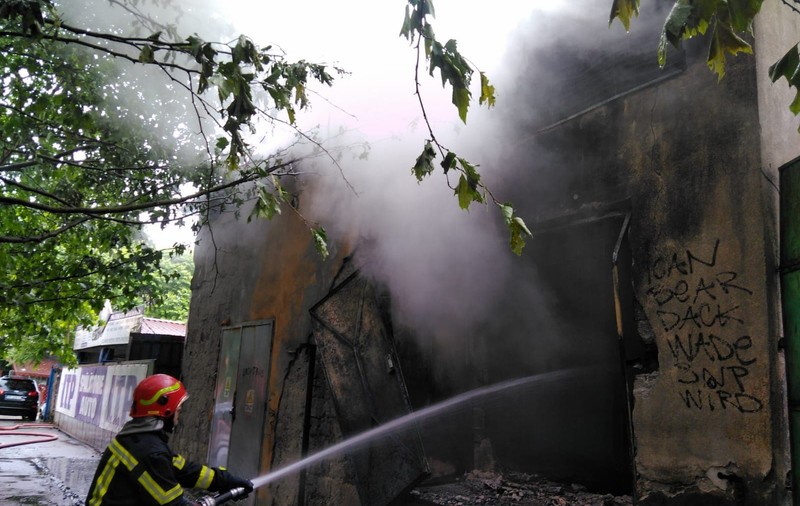 11 persoane au fost evacuate, iar doi bărbați s-au intoxicat cu fum, din cauza unui incendiu la o garsonieră din Tulcea