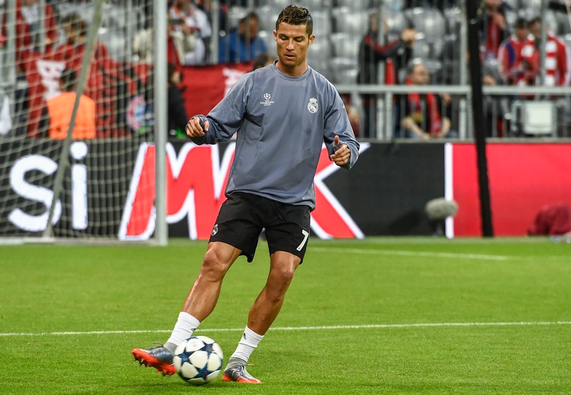 epa05904854 Real Madrid's Cristiano Ronaldo warms up before the UEFA Champions League quarter final, first leg soccer match between FC Bayern Munich and Real Madrid at the Allianz Arena in Munich, Germany, 12 April 2017. EPA/FILIP SINGER