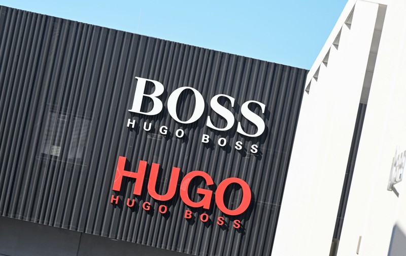 Compania germană Hugo Boss este acuzată că a vândut îmbrăcăminte în Rusia, deși anunțase că și-a suspendat activitățile după începutul războiului