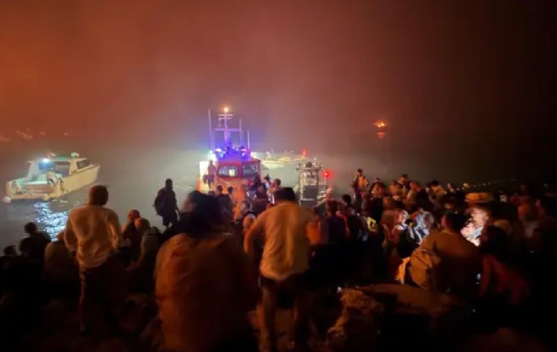 O barca a salvat familia care fugea din calea incendiului. Foto: captură 24sata