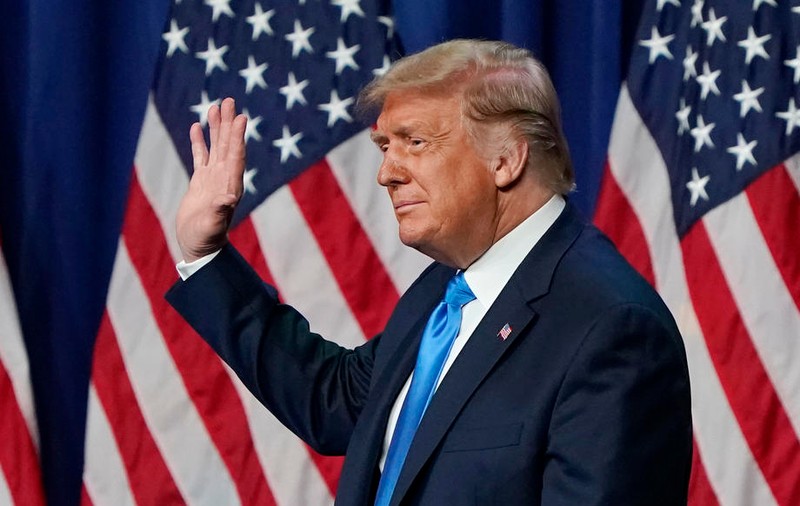 VIDEO | Donald Trump, autografe pentru pompieri și polițiști, după uraganul Laura: „Pune-l diseară pe eBay, o să iei 10.000 pe el”