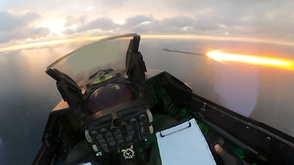 Interiorul cockpitului unui avion F-16 în timpul unui zbor, surprinzând momentul exact al lansării unei rachete
