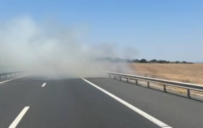 Trafic deviat pe Autostrada Soarelui, spre București, din cauza unui incendiu de vegetație