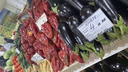 Prețuri-„capcană” în Piața Crângași: vinete - 4,99 de lei kilogramul, gogoșari - 5,99 de kilogramul