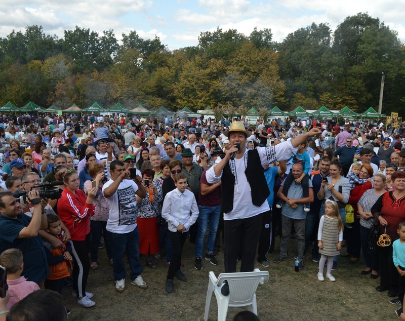 REPORTAJ/ Festivalul vânătorilor de la Vaslui, raiul gurmanzilor: tocăniță de căprior, fasole cu afumătură și sarmale din vânat (VIDEO)