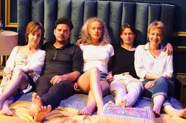 Marius Manole joacă în mai multe piese de teatru cu Mirela Oprișor și Medeea Marinescu