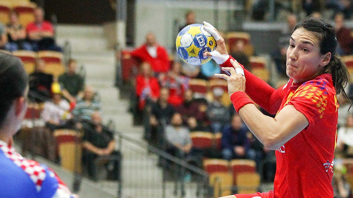 Cristina Neagu (în roşu) a fost cea mai bună marcatoare a României în partida contra Croaţiei de la CE de handbal din Suedia. (FOTO: Zsolt Halmagyi)