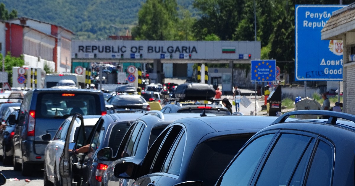 Imaginea surprinde trafic intens la un punct de trecere a frontierei, cu numeroase autoturisme aliniate la intrarea în Republica Bulgaria. Indicatorii UE și infrastructura de control sugerează verificări la o frontieră externă, cu timpi de așteptare ridicați.