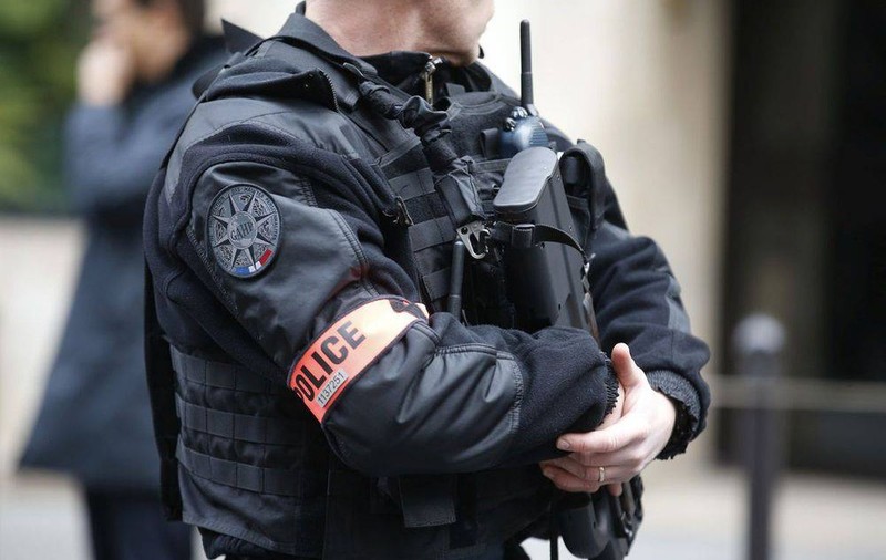 S-a împușcat în CAP! Un POLIȚIST care ANCHETA ATACUL de la CHARLIE HEBDO s-a SINUCIS!