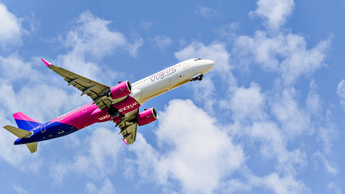 Avionul Airbus A321 al companiei aeriene Wizz Air Malta, la decolare