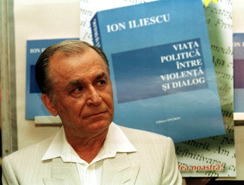 Ion Iliescu, la lansarea unei cărți, în 1997 | Foto: Mediafax/ Hepta