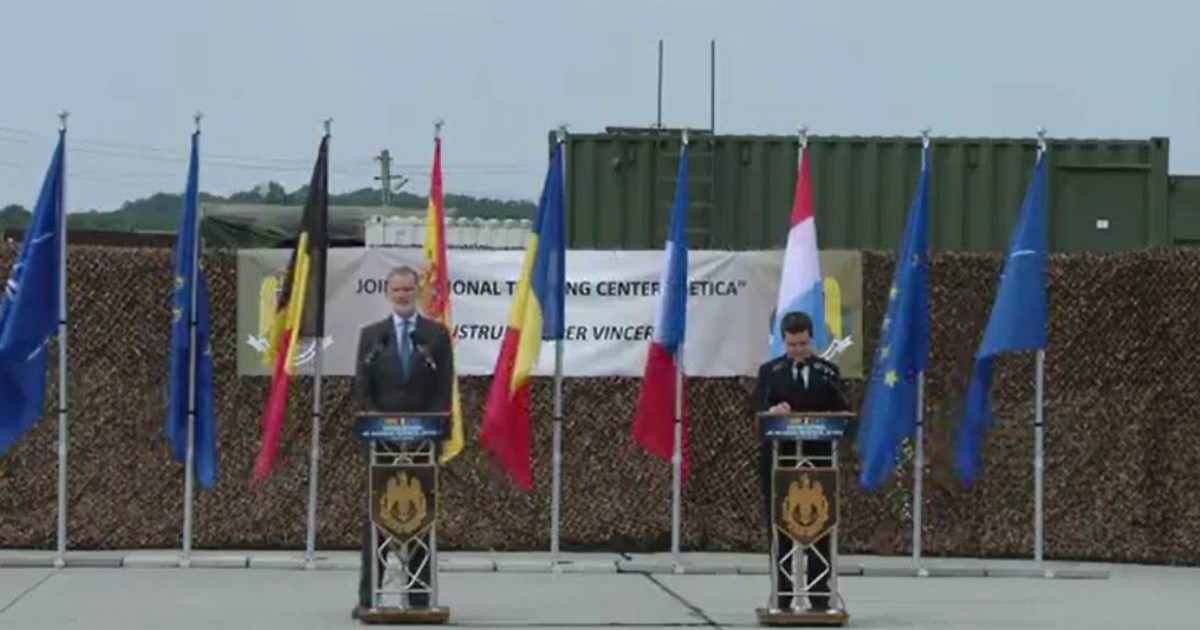 Regele Felipe al VI-lea (stânga) și Nicușor Dan (dreapta) surprinși în timpul vizitei la Cincu