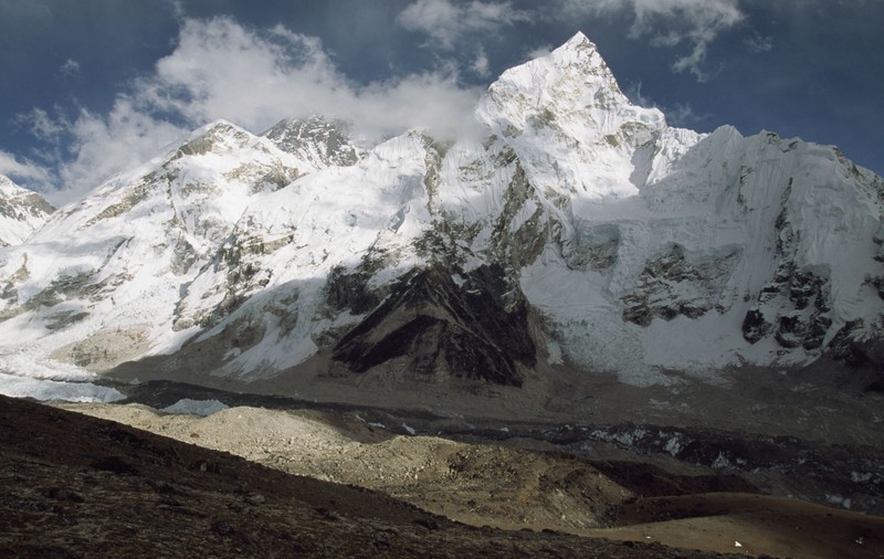 China a suspendat expedițiile pe Everest de teama COVID. Cum s-ar putea infecta alpiniștii