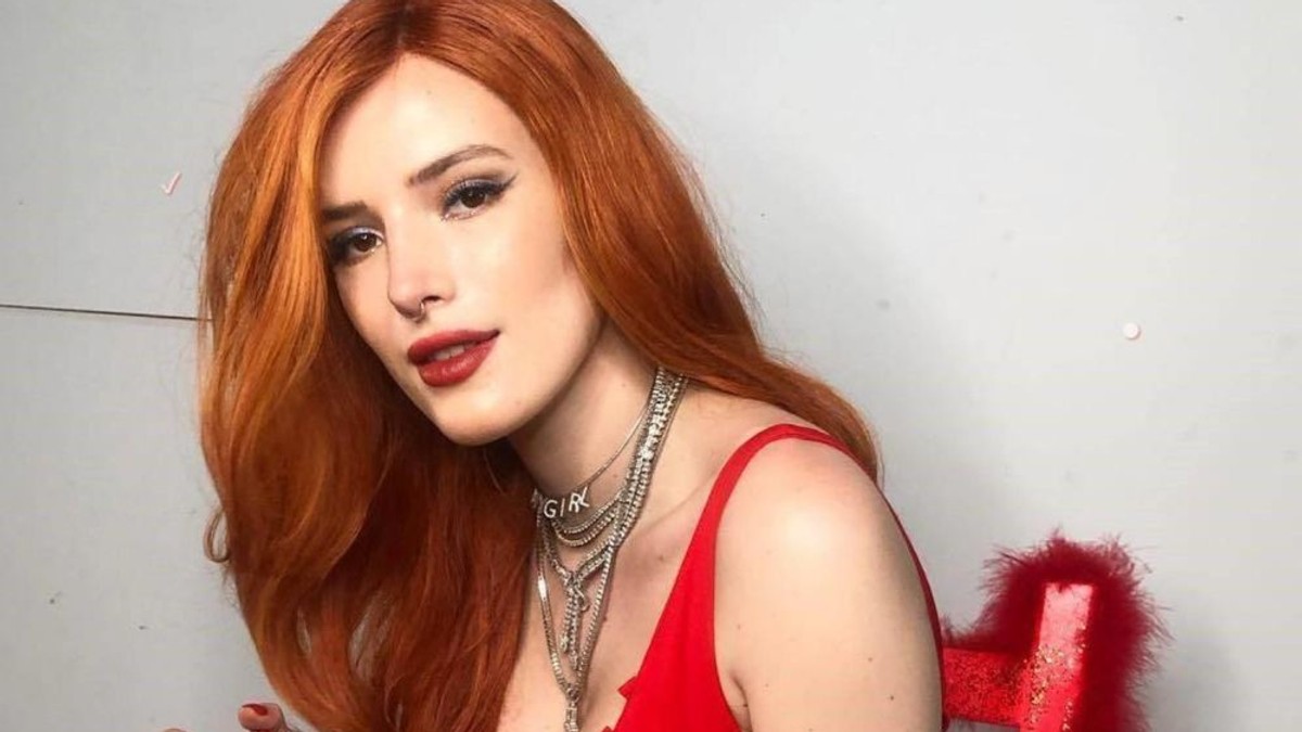 Actrița Bella Thorne a postat singură pozele nud cu care era șantajată de un hacker