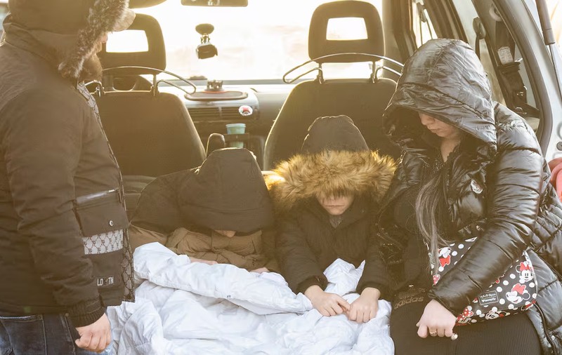 Copiii romi din România care locuiesc în mașini în Elveția nu mai au dreptul la școală: „Uneori e atât de frig, încât îți vine să vomiți”