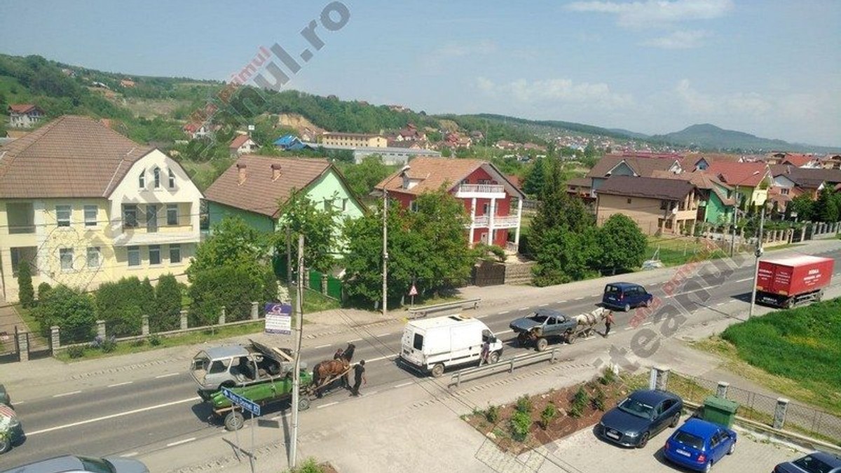 Caravane cu căruțe, caroserii de mașini și o dubă trase de cai, în Bistrița