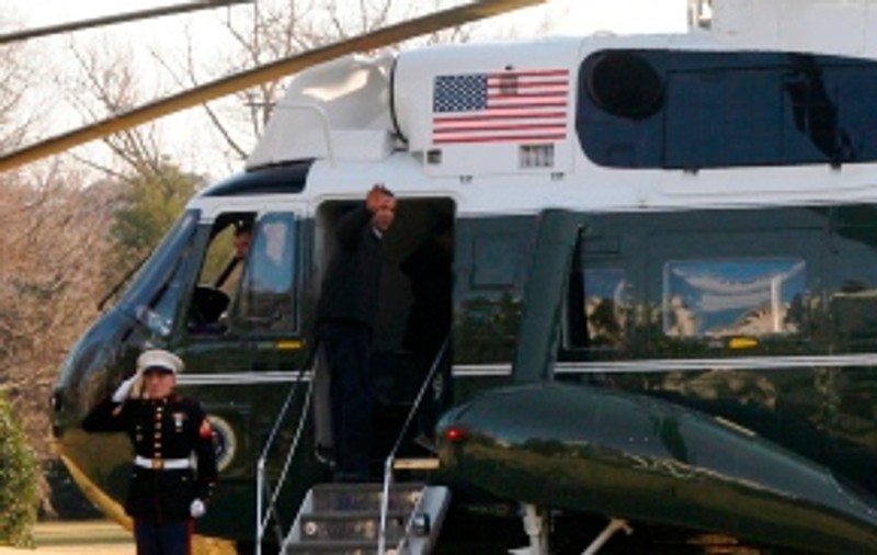 VIDEO: Obama a dat cu capul de pragul uşii elicopterului prezidenţial