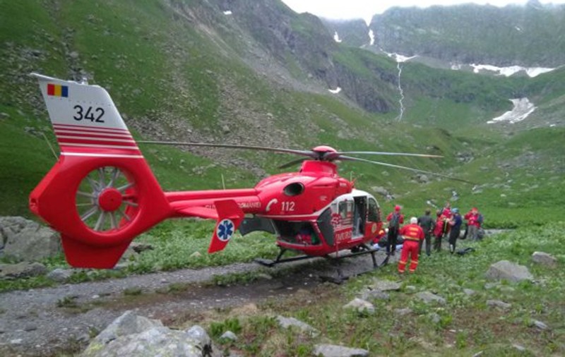 Un tânăr aflat în drumeție pe munte a fost atacat de un roi de viespi. A fost preluat de medici în șoc anafilactic