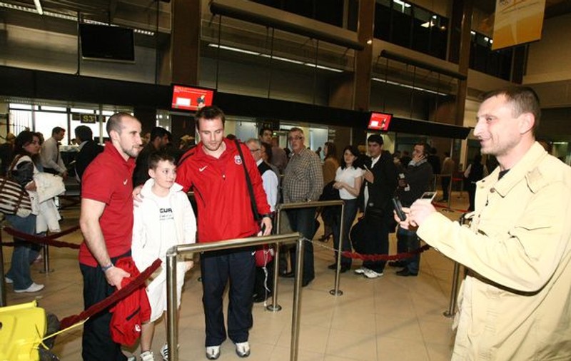 Foto | Steliştii, luaţi pe sus de către fani! Au dat autografe în aeroport