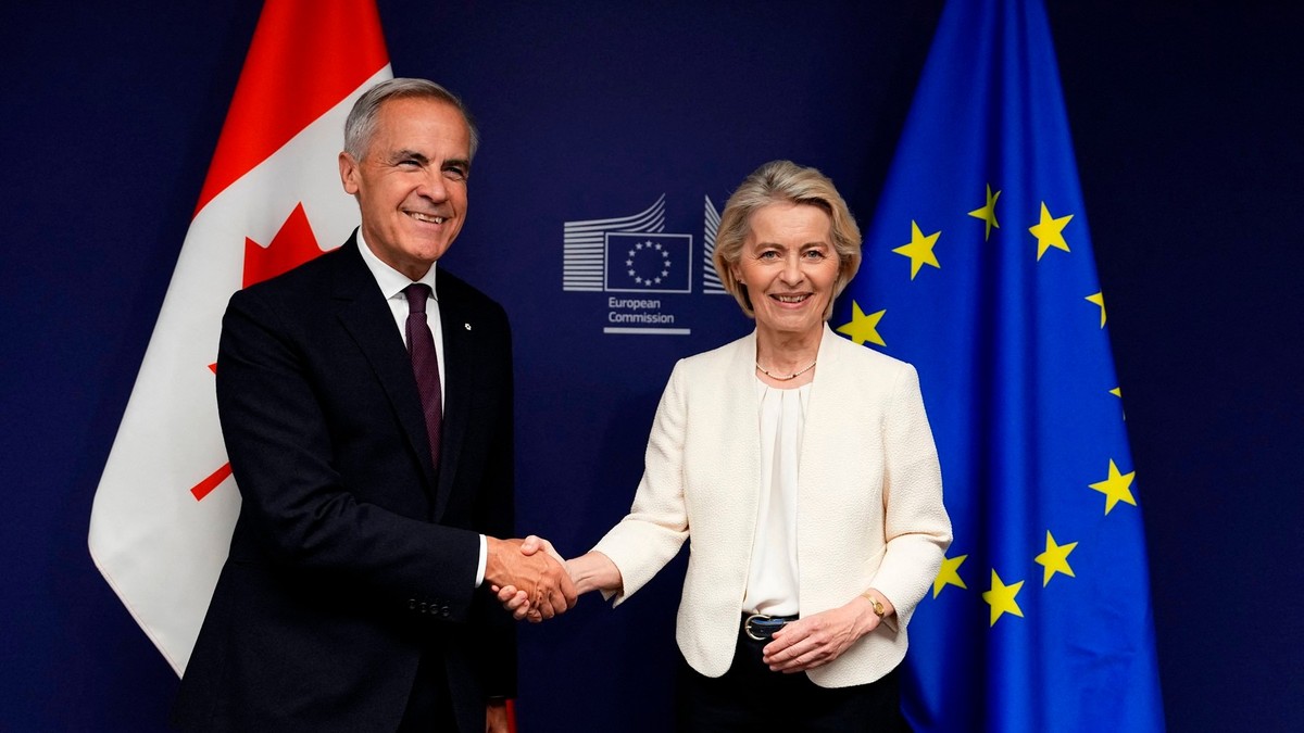 Strasbourg, Parlamentul European. Mark Carney (stânga) dă mâna cu Ursula von der Leyen Sursa foto: Profimedia