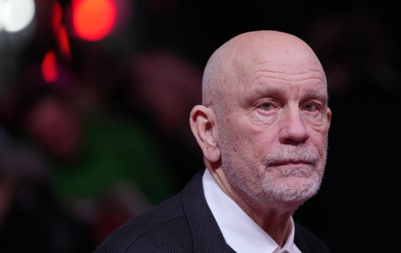 Prima imagine cu John Malkovich în rolul lui Sergiu Celibidache. Actorul a dirijat un concert în Bucureşti pentru rolul din „Cravata galbenă”