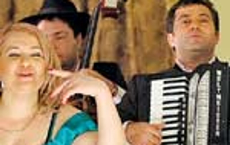 Viorica si Ionica de la Clejani canta la 'Festivalul capsunelor'
