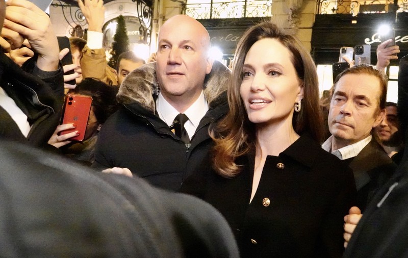 O româncă a machiat-o pe Angelina Jolie. Ce spune Ali Andreea despre actriță: „Este foarte frumoasă și are o piele perfectă”