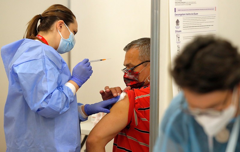 Medicii români, despre vaccinarea cu doza 3 anti-COVID. „Cei care au făcut două doze au văzut că «vaccinul nu omoară»”