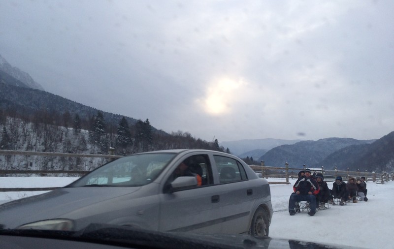 Un nou sport extrem la munte: turiștii se dau cu sania trasă de... mașină! GALERIE FOTO 