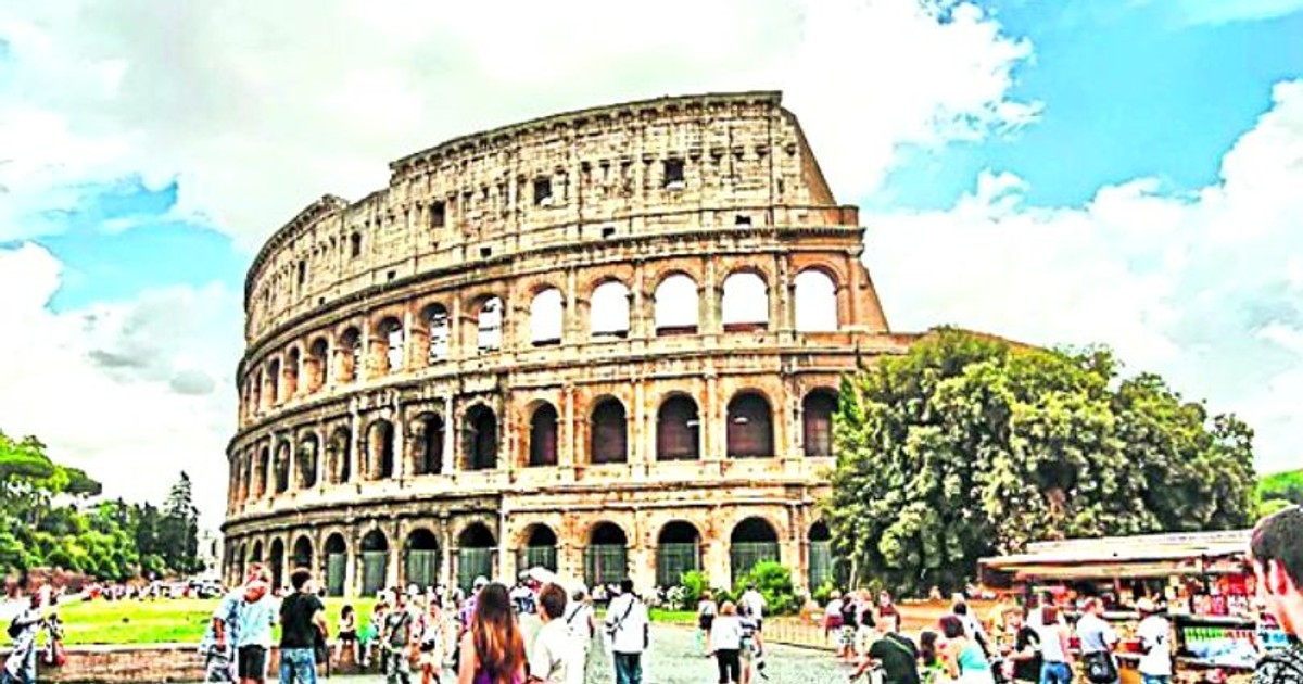 Gesturile pentru care turiștii din Roma pot fi amendați. Turiști plimbându-se pe lângă Colosseum