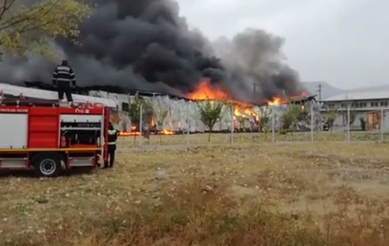 Incendiu puternic la o fabrică de textile din localitatea Măcin, judeţul Tulcea