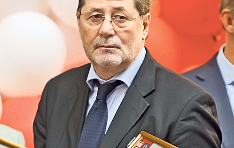 Dinu, demis, dar premiat! 