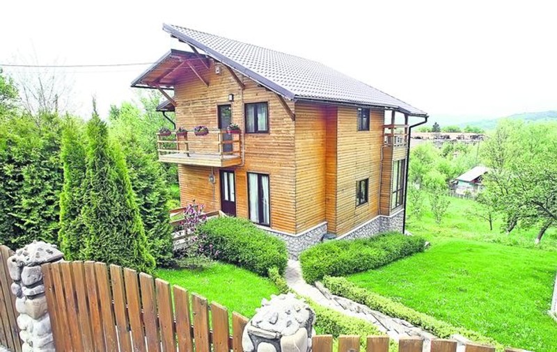 Casa de vacanţă de la Telega a Andreei Marin are vedere la ruinele fostei puşcării Doftana