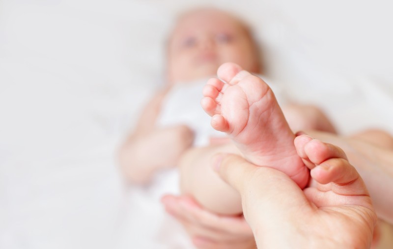 Doi nou-născuţi, încurcați la Maternitatea Ploiești: o mamă externată și-a dat seama că nu e bebelușul ei și s-a întors la spital
