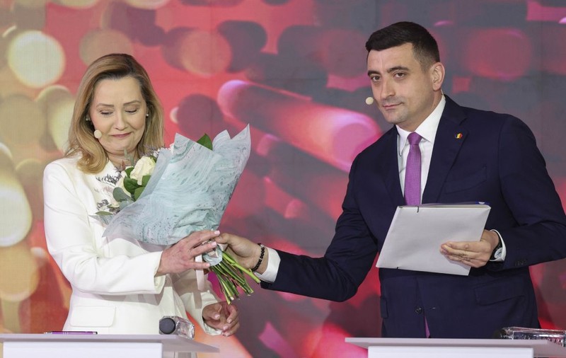 George Simion a plecat de la dezbaterea prezidențială, în direct, după ce i-a dat un buchet de flori Elenei Lasconi