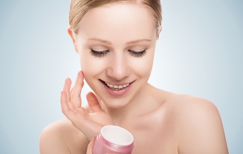 Întrebare fierbinte pe vreme caniculară: păstrezi corect cosmeticele?