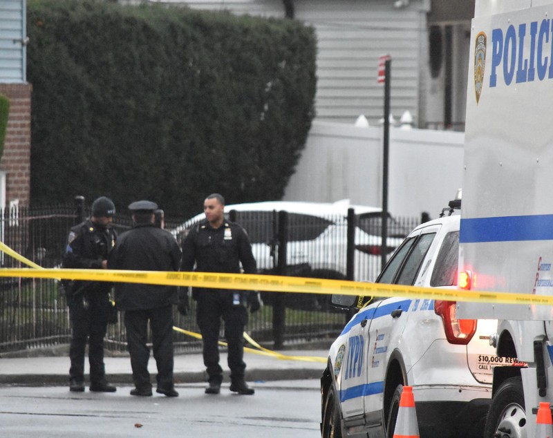 Patru oameni, dintre care doi copii, înjunghiați mortal de un bărbat, o rudă a victimelor, într-o casă din New York