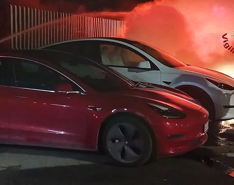 17 mașini Tesla au fost distruse într-un incendiu la Roma. Elon Musk acuză un „act de terorism”