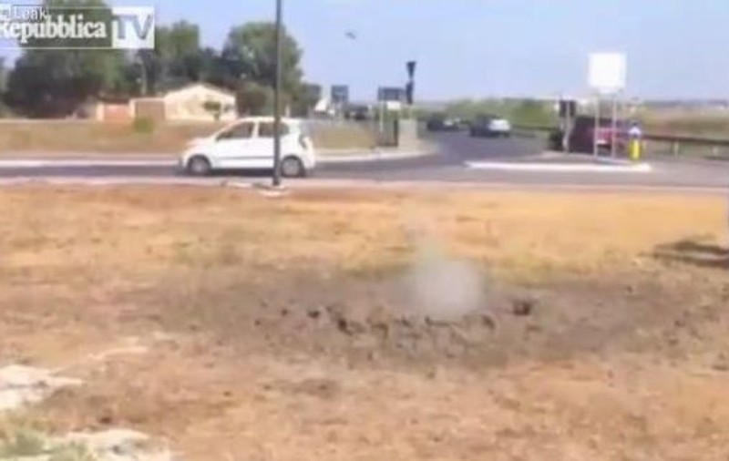 APARIŢIE BIZARĂ LÂNGĂ AEROPORTUL DIN ROMA! A iesit pur şi simplu din pământ! VIDEO