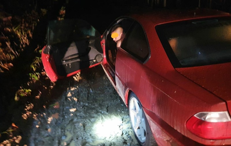 VIDEO / Tânăr în lenjerie initmă, cu BMW-ul în pădure, de Revelion, țipă la jandarmii veniți să-l salveze: „Îs dezbrăcat, bă, vezi că n-ai voie să mă lovești!”