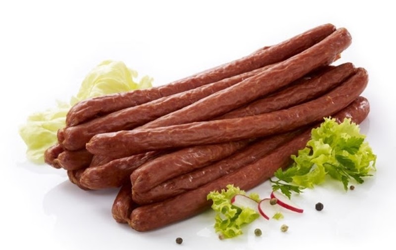 Știi ce consumi? Cabanoși cu până la 8 E-uri și 29.8g grăsimi saturate per 100g de produs